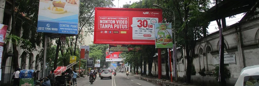 contoh iklan baliho telkomsel